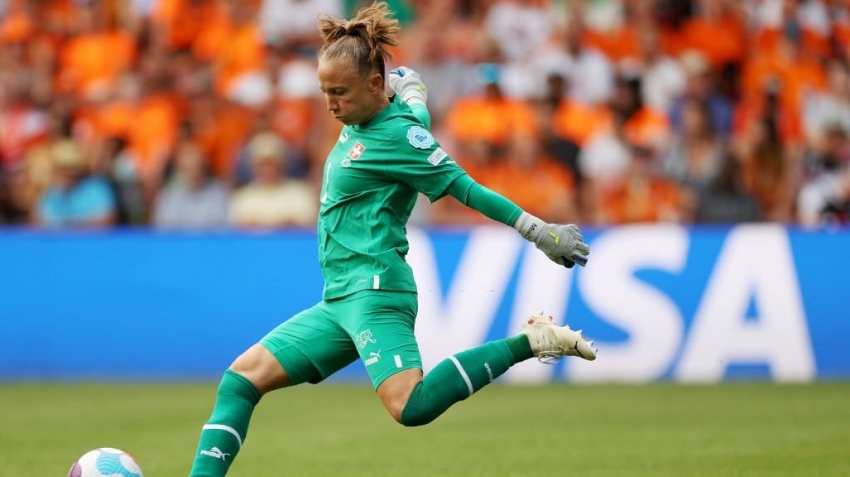 Gaëlle Thalmann (Thụy Sĩ) - 37 tuổi: Ở độ tuổi 37, thủ thành Gaëlle Thalmann vẫn đang là sự lựa chọn số một nơi khung gỗ của ĐT nữ Thụy Sĩ. Thủ môn này đã cùng Thụy Sĩ tham dự World Cup 2015 cũng như các kỳ EURO 2017 và 2022.