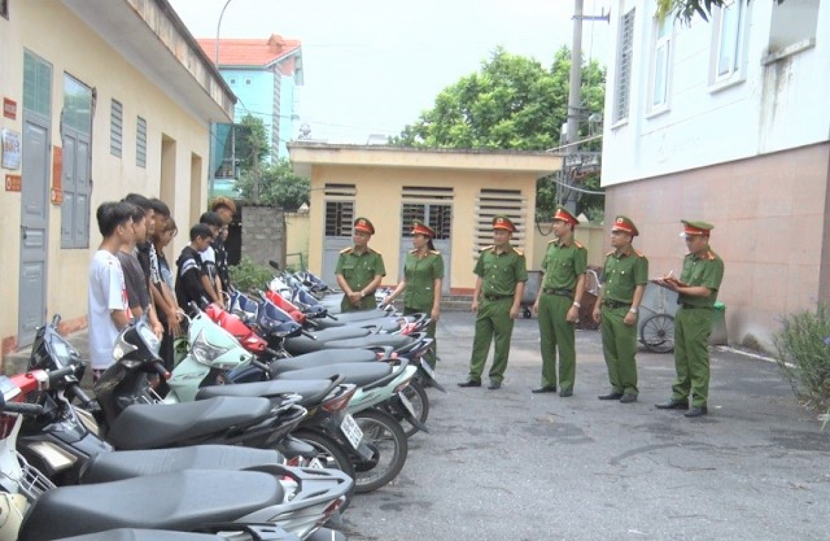 Lãnh đạo Công an TP. Phủ Lý chỉ đạo Đội Cảnh sát hình sự lấy lời khai các đối tượng vi phạm.