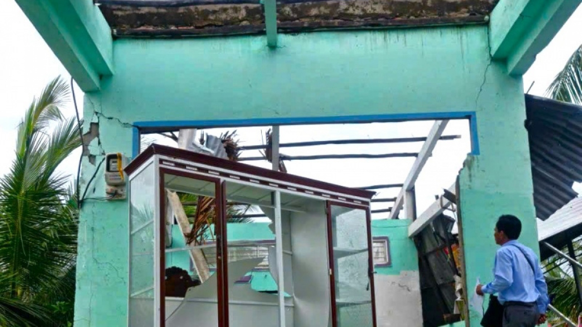 Chỉ một đợt giông lốc vào sáng 30/7 đã cuốn mất 347 nóc nhà dân.