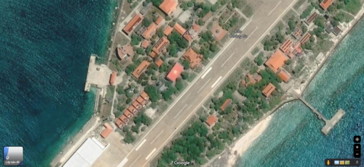 Quốc kỳ Việt Nam hiện rõ trên đảo Trường Sa Lớn. (Ảnh chụp màn hình Google Maps trưa 18/7)