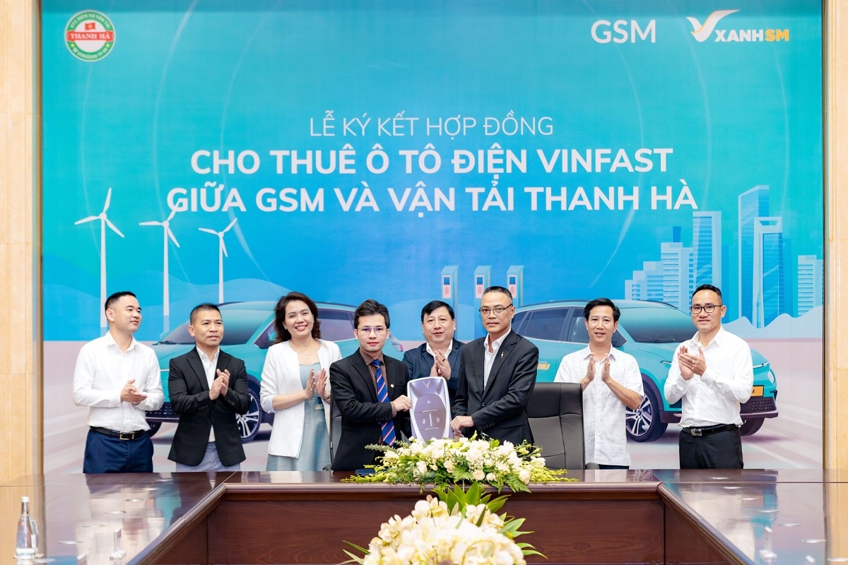 Hợp tác xã Vận tải Thanh Hà đã ký hợp đồng thuê 250 xe ô tô điện VinFast VF e34 và VF 8 Eco từ Công ty Cổ phần Di chuyển Xanh và Thông minh
