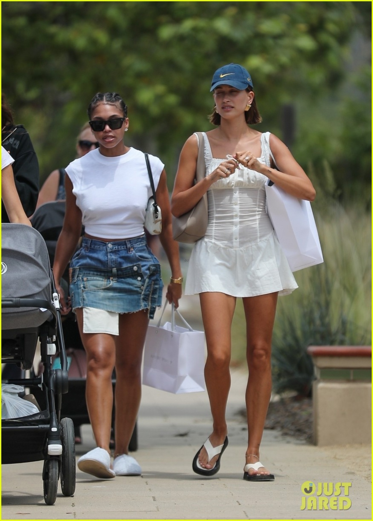 Hailey Baldwin vui vẻ đi mua sắm cùng bạn thân Lori Harvey ở Los Angeles dịp cuối tuần.