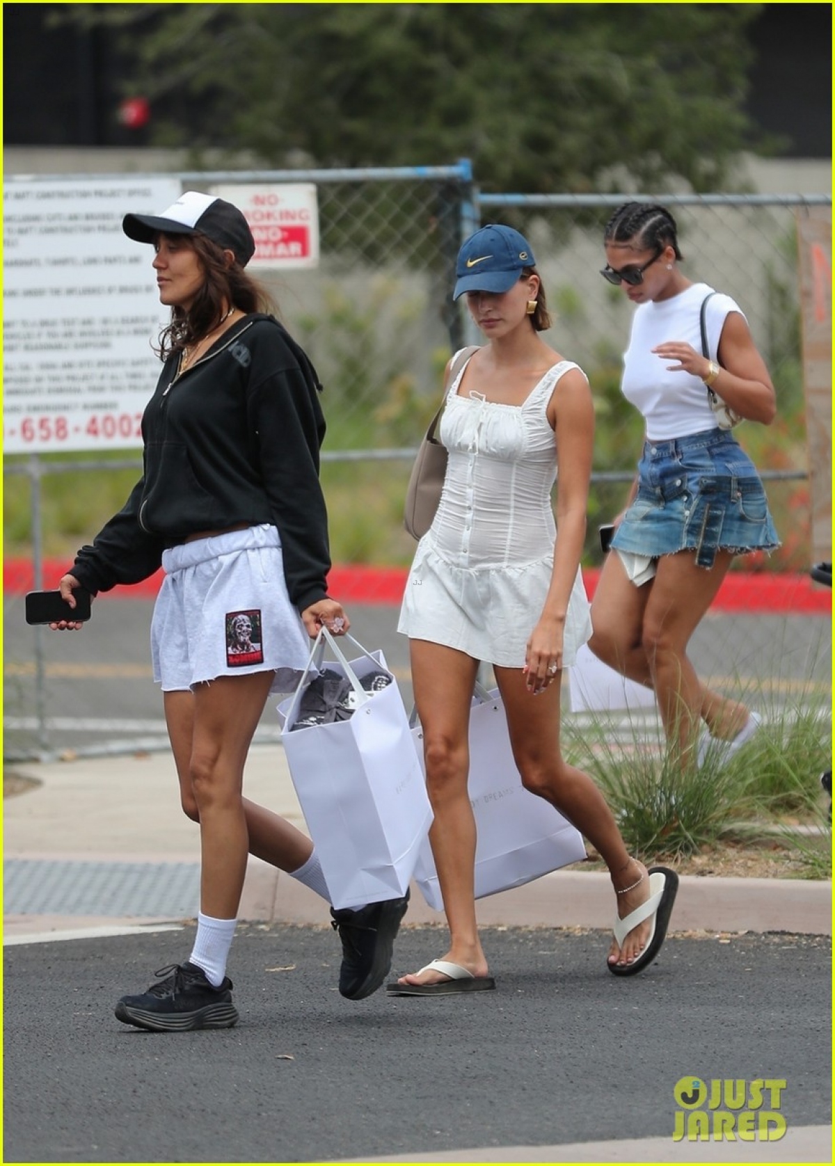 Bà xã Justin Bieber diện đầm trắng mỏng manh, khoe body và đôi chân thon dài gợi cảm.
