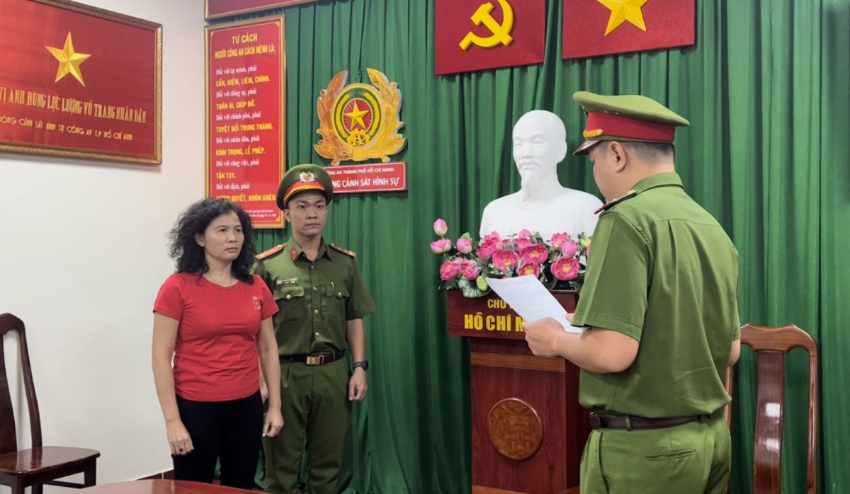 Công an TP.HCM đọc lệnh bắt bị can Đặng Thị Hàn Ni tối 25/2/2023. (Ảnh: Công an cung cấp)