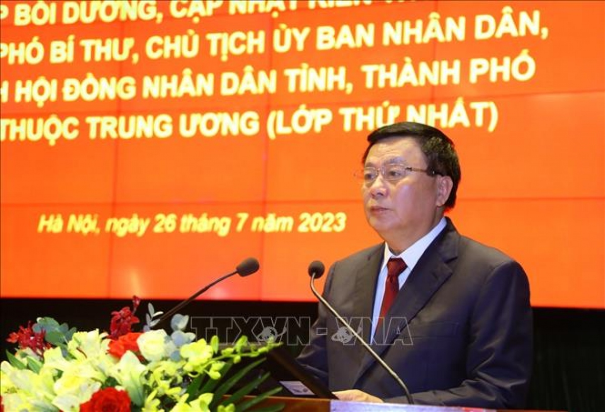 GS,TS Nguyễn Xuân Thắng phát biểu khai giảng và chỉ đạo lớp học.