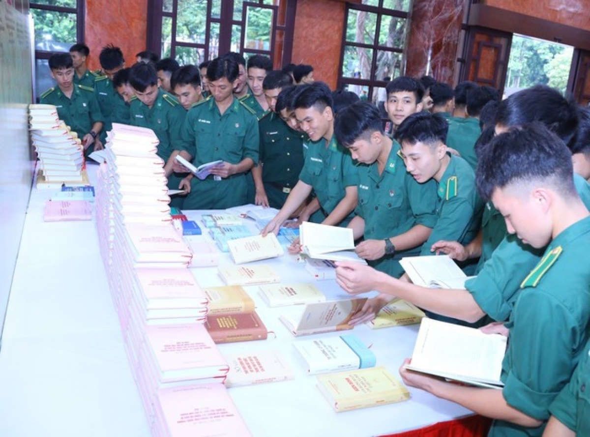 Học viên Học viên Biên phòng tìm hiểu về cuốn sách.