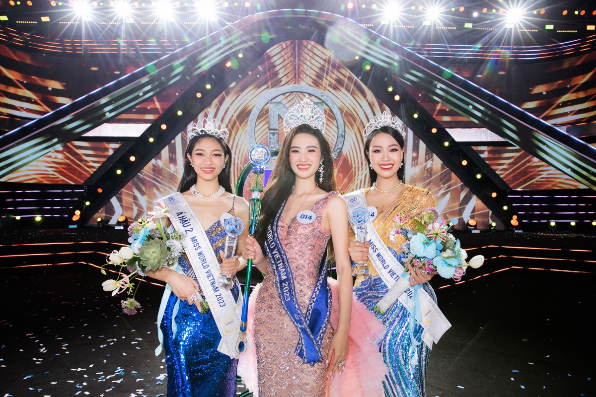 Huỳnh Trần Ý Nhi được trao vương miện "Non nước Việt" chế tác bằng vàng, đính kết hàng trăm viên đá quý và ngọc trai. Đào Thị Hiền (064) là Á hậu 1 Miss World Vietnam 2023, cô cũng chính là Người đẹp Nhân ái. Danh hiệu Á hậu 2 Miss World Vietnam 2023 gọi tên Huỳnh Minh Kiên (512).