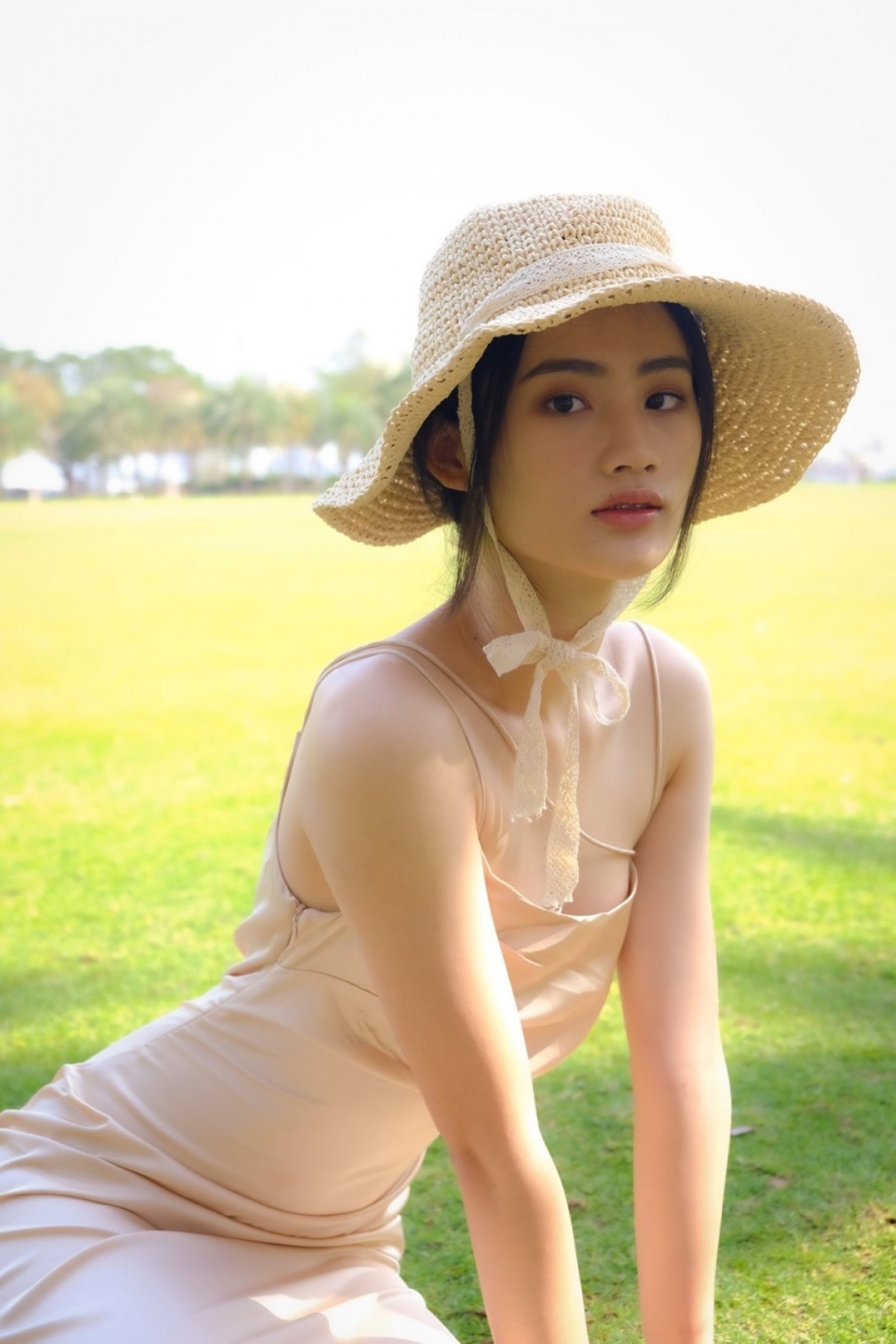 Bên cạnh việc học, cô làm mẫu ảnh, diễn thời trang cho các trường đại học.