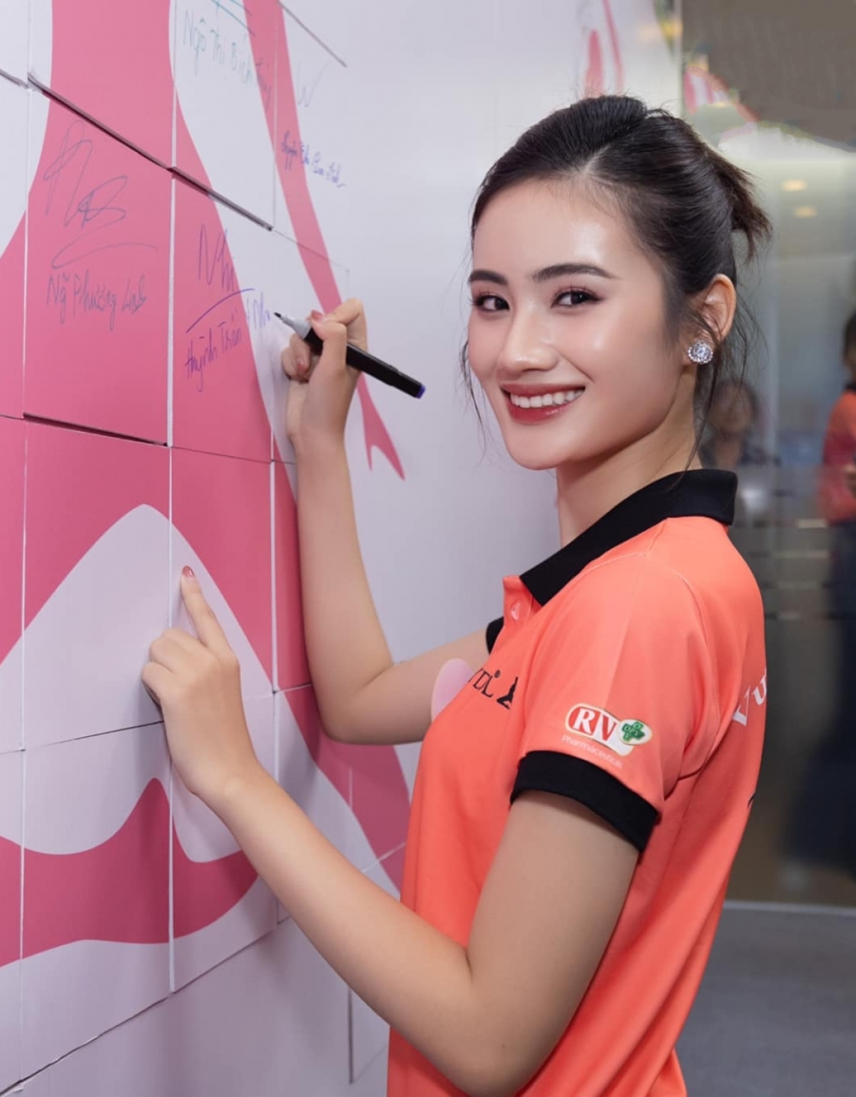 Khi đi học hay trong cuộc sống thường nhật, Ý Nhi luôn thể hiện được sự duyên dáng, ngọt ngào dù không trang điểm kỹ.