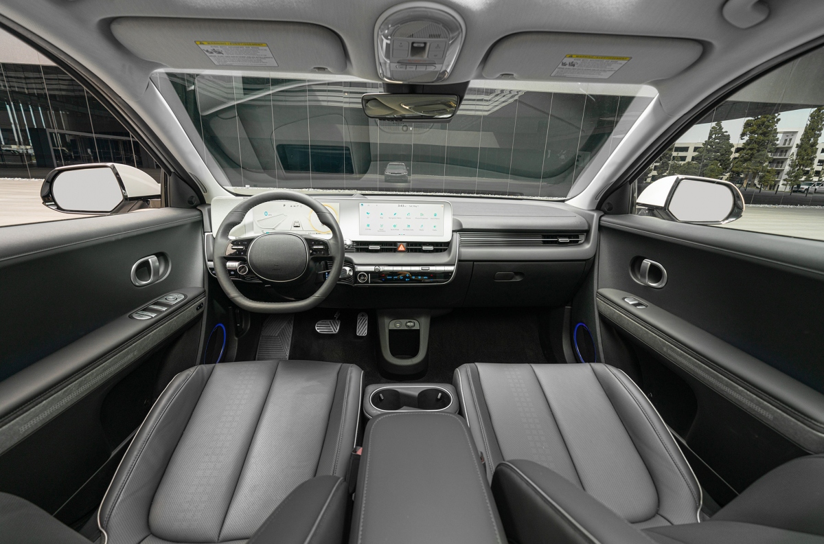 Ioniq 5 sở hữu không gian nội thất được Hyundai gọi là “Smart Living Space” - một không gian thông minh. Điểm tạo ấn tượng của nội thất Ioniq 5 là bệ tỳ tay trung tâm di động (Universal Island) sáng tạo có thể trượt di động hành trình 140mm, giúp hành khách có thêm không gian khi sử dụng xe