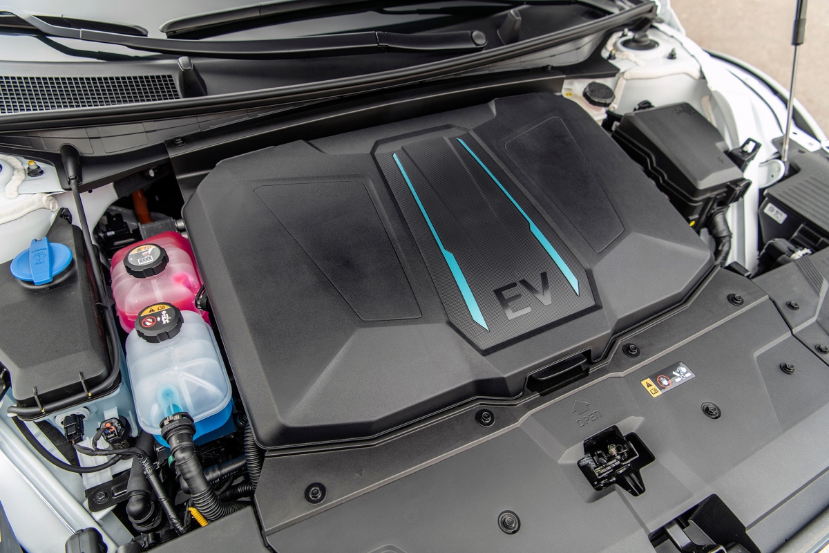 Ioniq 5 là mẫu xe thuần điện BEV (Battery Electric Vehicle) với hệ thống pin sạc đáp ứng cấu trúc điện kép 400V/800V tiên tiến, cho phép tương thích bộ sạc nhanh DC 350kW với tốc độ sạc từ 10 - 80% chỉ trong 18 phút và 56 phút với trạm sạc 50kW để sạc từ 20 - 80%. Nếu sử dụng bộ sạc AC công suất 7,7 - 10,9 kW thì chỉ mất khoảng 6 ~ 9 giờ để sạc đầy 100%.