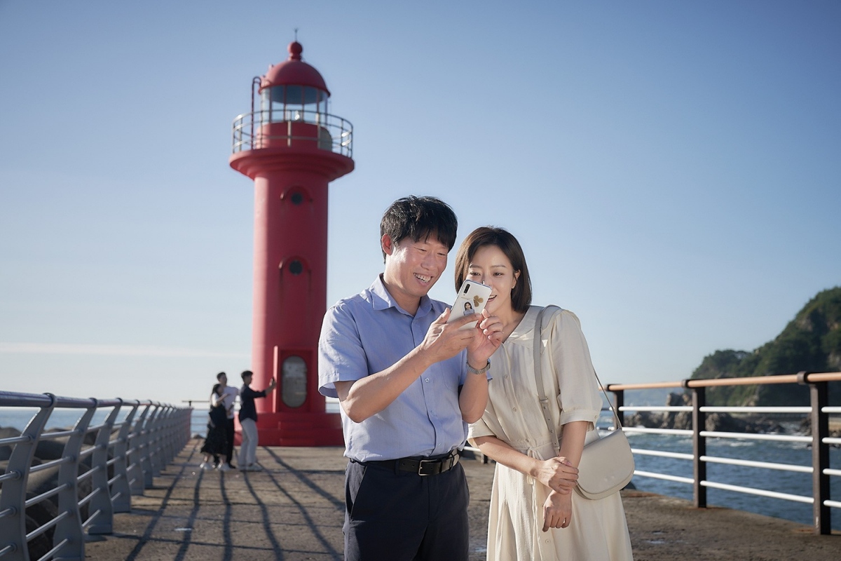 "Yoo Hae-jin là nhân vật có nhiều điểm kỳ lạ, trong khi Kim Hee-sun có biểu cảm đáng yêu. Hai nhân vật trong phim thể hiện tính cách hoàn toàn trái ngược nhau sẽ gặp nhau và mang đến những tràng cười sảng khoái” - một nhân vật liên quan tiết lộ sớm về tình tiết bộ phim.