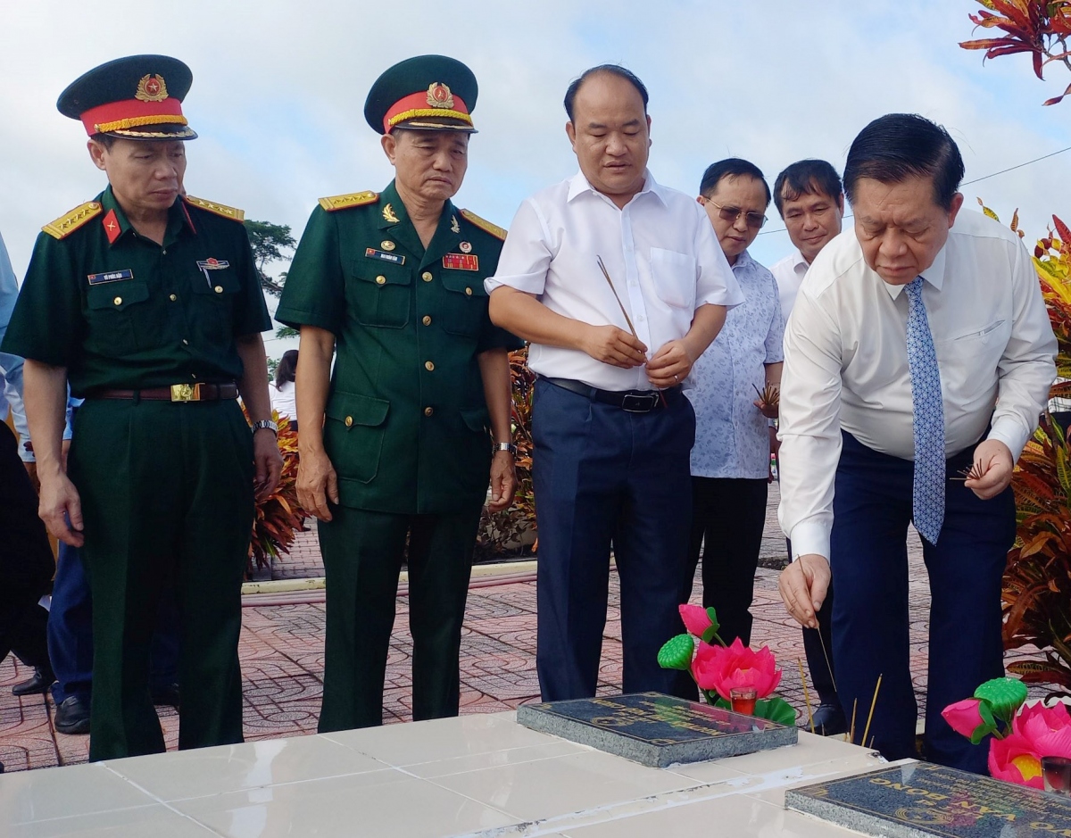 Ông Nguyễn Trọng Nghĩa thắp hương tại nghĩa trang liệt sỹ.
