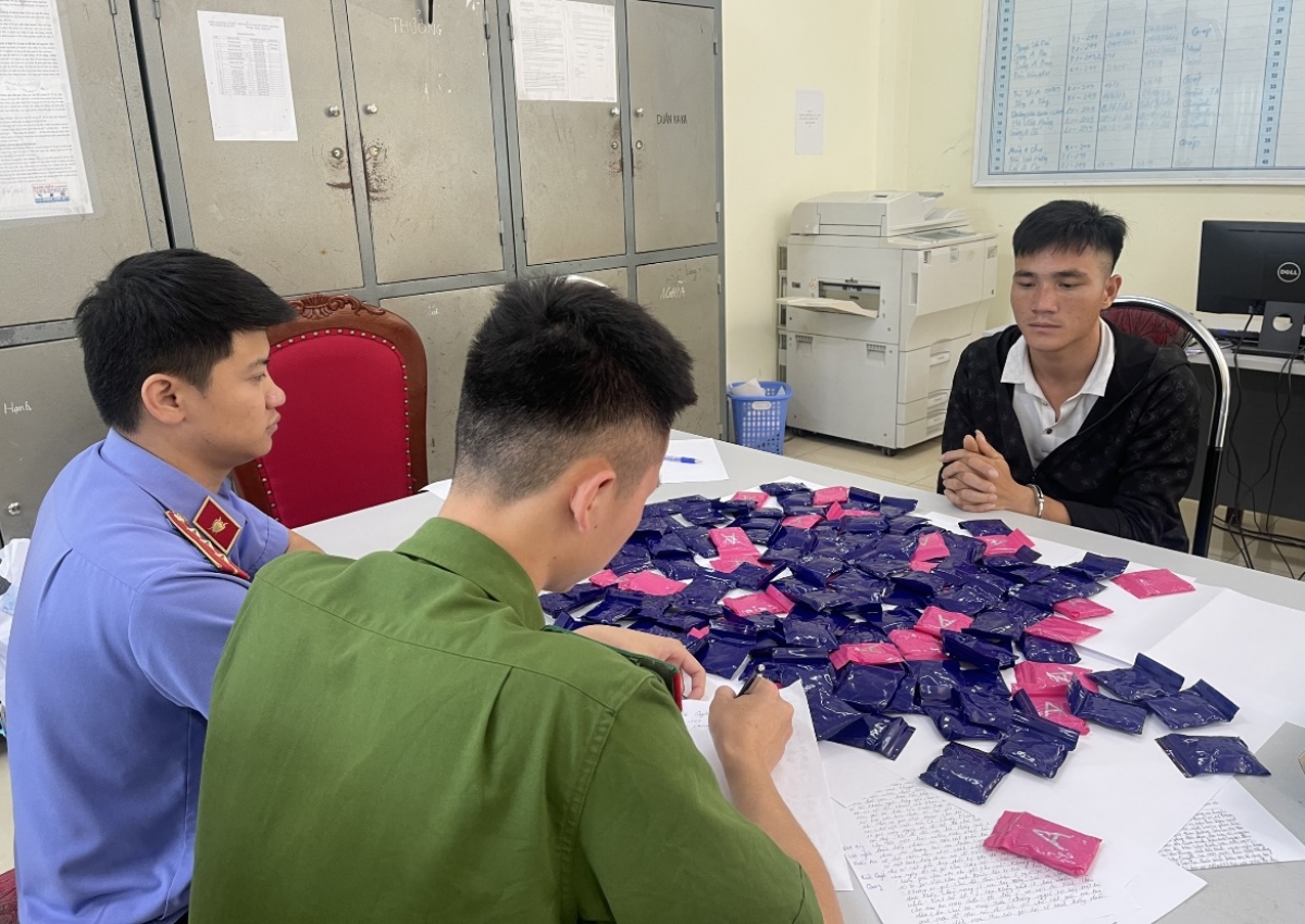 Đối tượng Quàng Văn Quyết cùng tang vật 27.000 viên ma túy tổng hợp