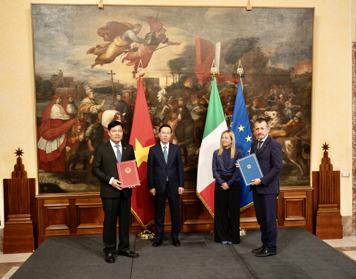 Hai bên nhất trí tiếp tục triển khai hiệu quả Hiệp định Thương mại tự do Việt Nam – EU (EVFTA), coi đây là động lực quan trọng thúc đẩy quan hệ kinh tế hai nước. Thủ tướng Giorgia Meloni ủng hộ đẩy mạnh triển khai Hiệp định Thương mại tự do Việt Nam – EU (EVFTA) nhằm hướng đến nâng cao kim ngạch thương mại lên 7 tỷ USD; hoan nghênh đề xuất của Việt Nam về việc thiết lập khuôn khổ ba bên về nông nghiệp giữa Việt Nam, Italy và một nước thứ ba nhằm góp phần giải quyết vấn đề an ninh lương thực toàn cầu. Trong ảnh: Chủ tịch nước Võ Văn Thưởng và Thủ tướng Giorgia Meloni chứng kiến lễ ký Hiệp định tương trợ tư pháp về hình sự giữa 2 nước; và Chương trình hợp tác văn hóa giữa 2 Chính phủ.