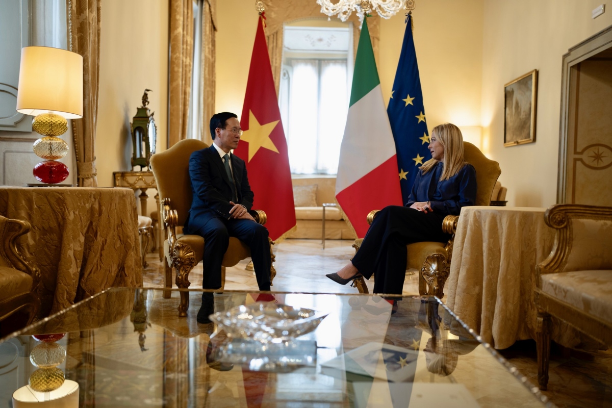 Trong khuôn khổ chuyến thăm cấp Nhà nước tới Cộng hòa Italy, Chủ tịch nước Võ Văn Thưởng đã có cuộc hội kiến với Thủ tướng Giorgia Meloni. Hai nhà lãnh đạo đã trao đổi những định hướng, biện pháp thực chất tăng cường hợp tác Việt Nam – Italy thời gian tới nhằm mục tiêu phục hồi, phát triển kinh tế bền vững và phối hợp chặt chẽ trong ứng phó với các vấn đề khu vực, toàn cầu.