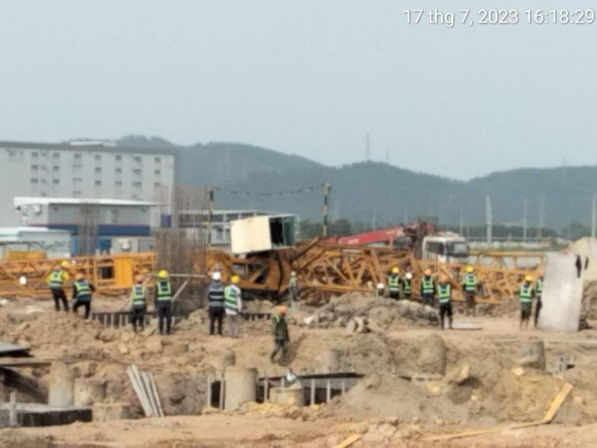 Hiện trường nơi sập cẩu tháp trong KCN ở Bắc Giang, 3 công nhân bị thương.