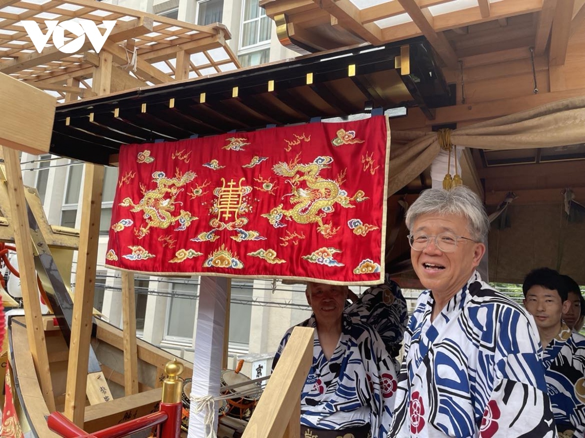 The curtain stands at 1.90m long and is 50cm wide, featuring patterns of the royal dragon.