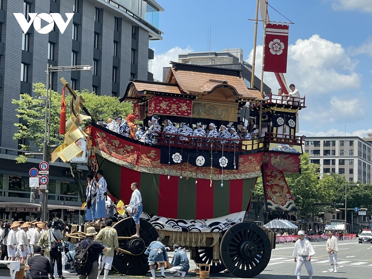 The "Yamahoko" float parade is a highlight event that is held during the Gion Matsuri festival. A total of 10 floats marched down central Kyoto, with the big boat-shaped float known as "Ofunehoko" appearing at the end of the parade.