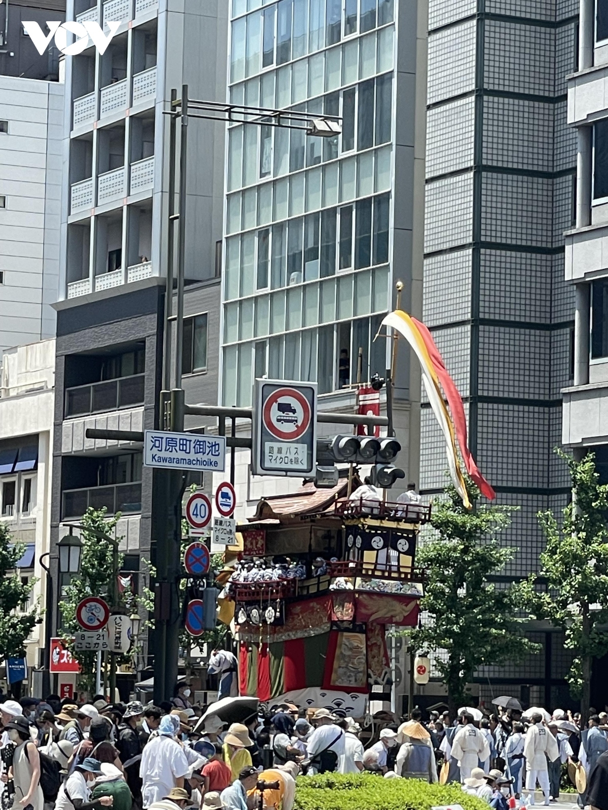 The festival attracts plenty of Japanese people and foreign tourists.