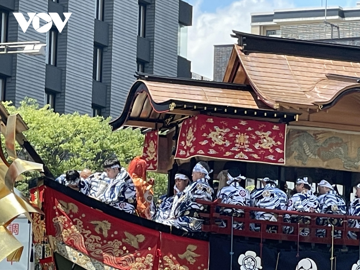 The big boat-shaped float known as "Ofunehoko" is decorated with a Vietnamese curtain featuring patterns of royal dragon.