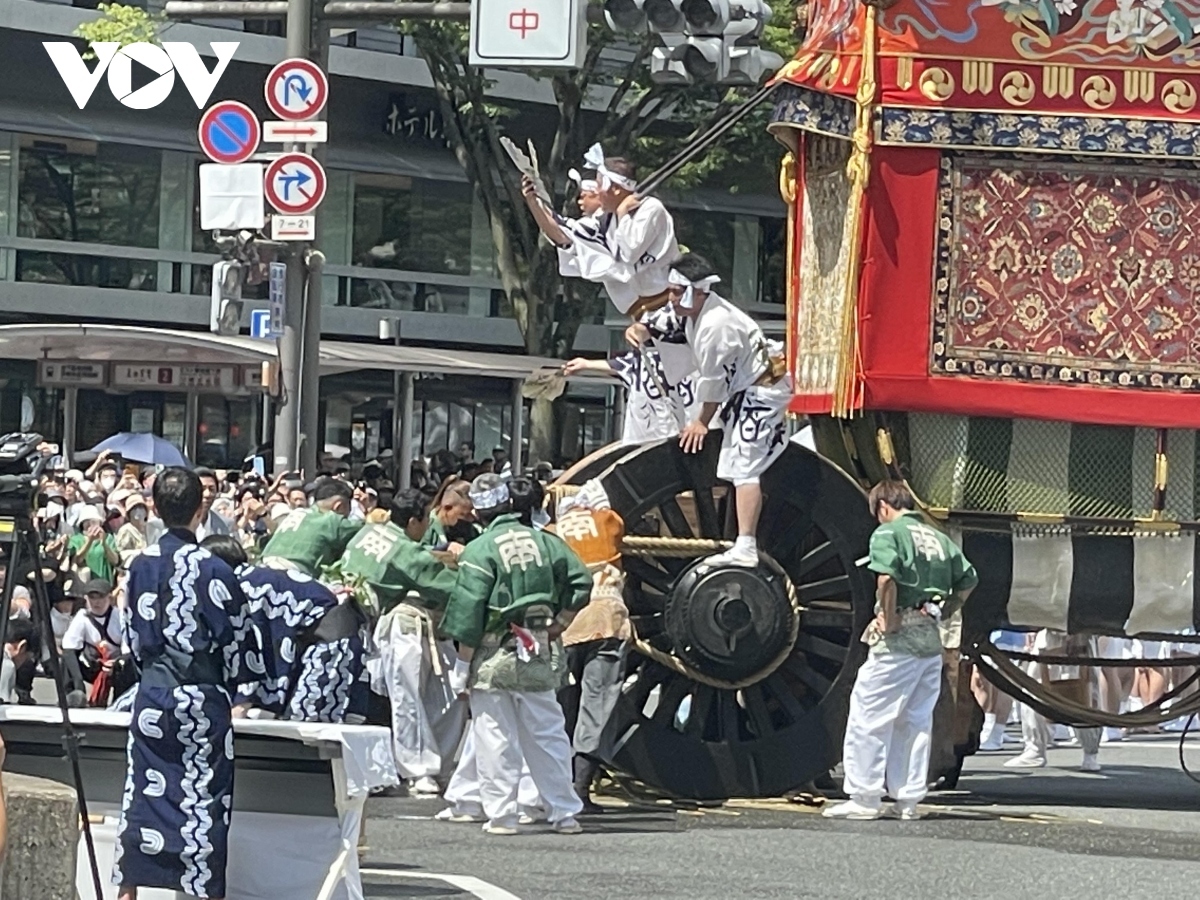 Prayers were ordered by the emperor. Worshipers believed that the epidemic could be halted only if the gods were suitably appeased by a purification ritual. Decorated weapons and portable shrines were then erected wherever a disease outbreak occurred. The event became an annual observance in 970.