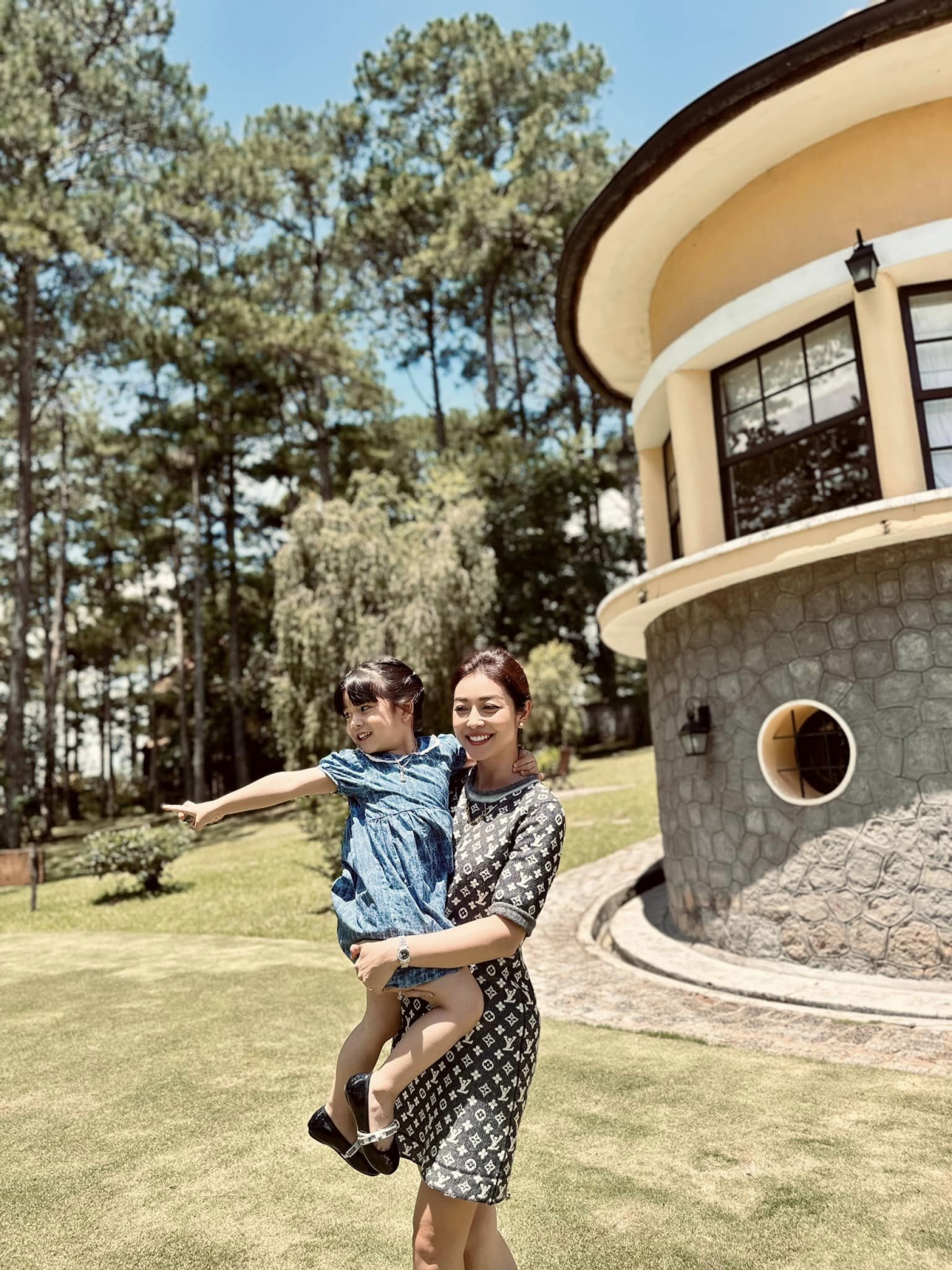 Jennifer Phạm khá chăm chỉ trong việc tập luyện để giữ dáng. Với ngoại hình này, ít ai có thể đoán được cô đã là mẹ 4 con.