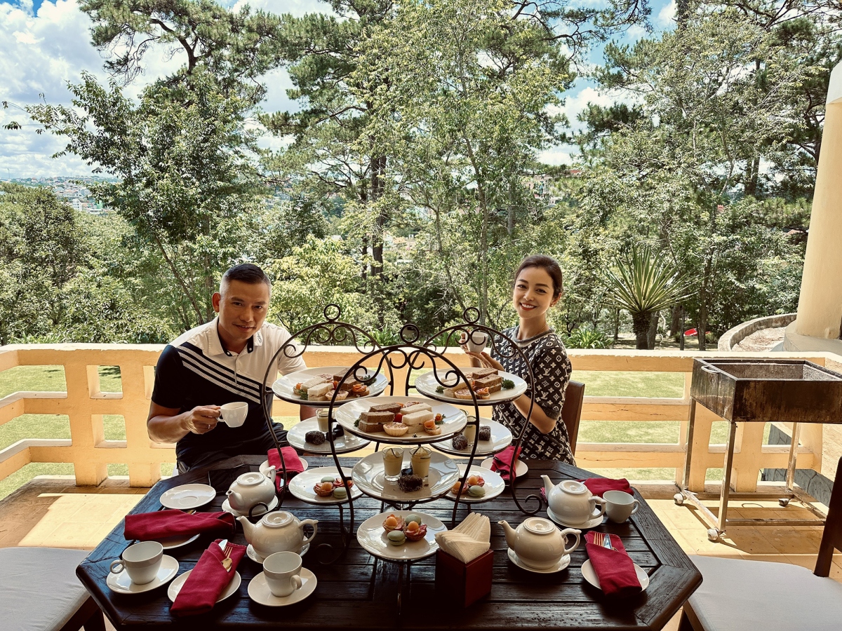 Jennifer Phạm đang có kỳ nghỉ dưỡng thú vị bên chồng con tại Đà Lạt. Cô và ông xã Đức Hải thảnh thơi thưởng thức trà chiều trong khuôn viên resort.