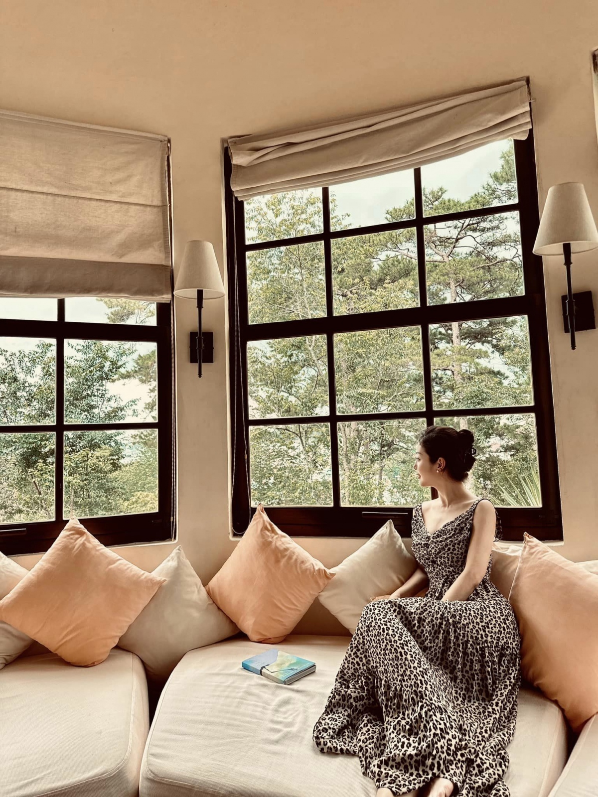 Cô được ông xã chụp cho nhiều ảnh đẹp trong khuôn viên resort.