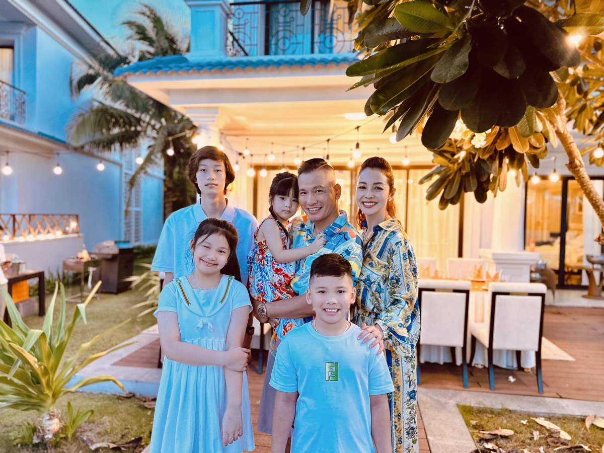 Nhất là trong thời điểm này, Bảo Nam - con trai riêng của cô và Quang Dũng về nước. Cô muốn dành nhiều thời gian hơn cho con.