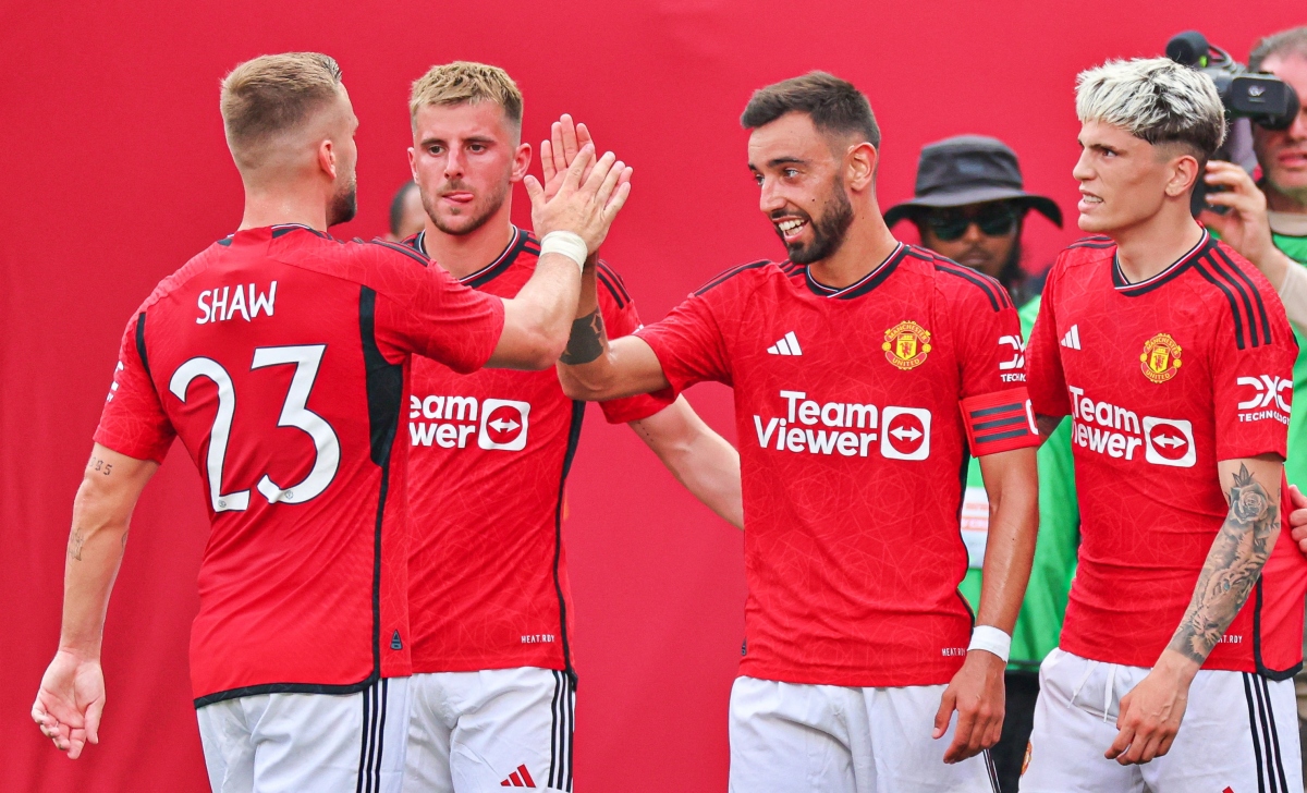 Bruno Fernandes ghi siêu phẩm vào lưới Arsenal (Ảnh: Reuters).