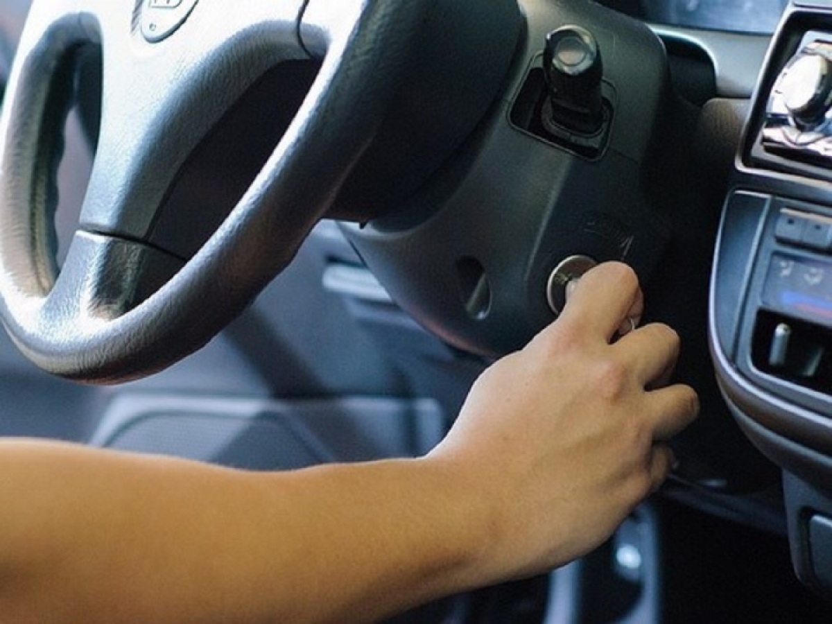 Khởi động lại máy là một trong những cách xử lý khi xe bị kẹt chân côn. (Ảnh minh họa).