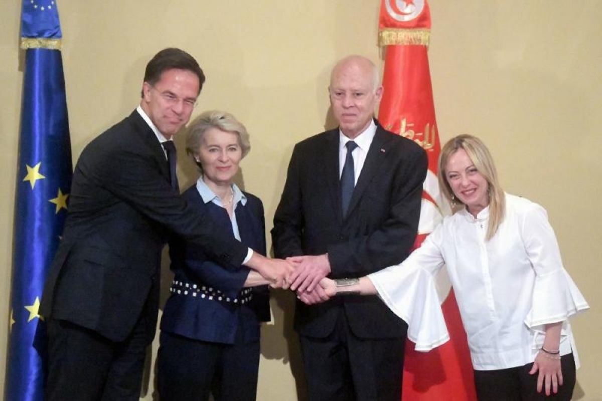 Các quan chức EU và Tunisia tại lễ ký kết. (Ảnh: Euronews)
