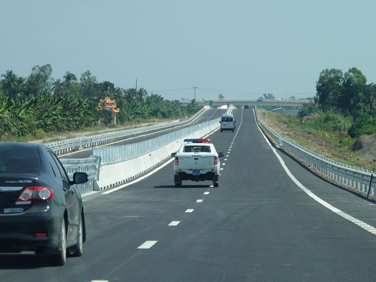 Khó khăn vốn, thay đổi nhà đầu tư, dự án đã thiết kế... là lý do cao tốc Trung Lương - Mỹ Thuận chưa có làn khẩn cấp mà chờ quá trình mở rộng tiếp theo. Ảnh: Thanh niên
