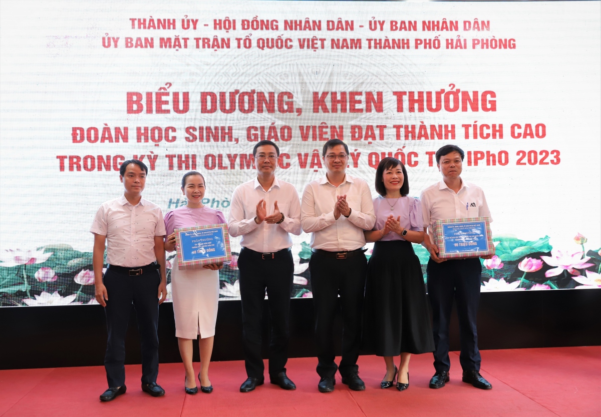Tập thể Ban giám hiệu trường THPT chuyên Trần Phú và tập thể giáo viên tham gia giảng dạy đội tuyển Vật lý trường nhận khen thưởng của TP. Hải Phòng vì có học sinh đoạt giải Olympic Vật lý quốc tế