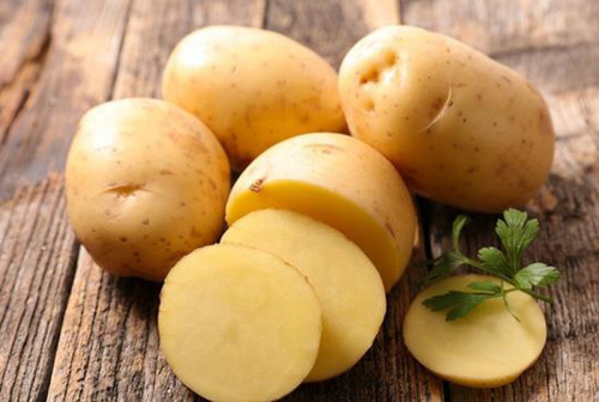 Làm giảm lượng cholesterol trong máu: Khoai tây chứa chất xơ, vitamin A, vitamin B phức tạp và vitamin C. Những chất dinh dưỡng này giúp giảm lượng cholesterol trong máu, rất tốt cho sức khỏe tim mạch.