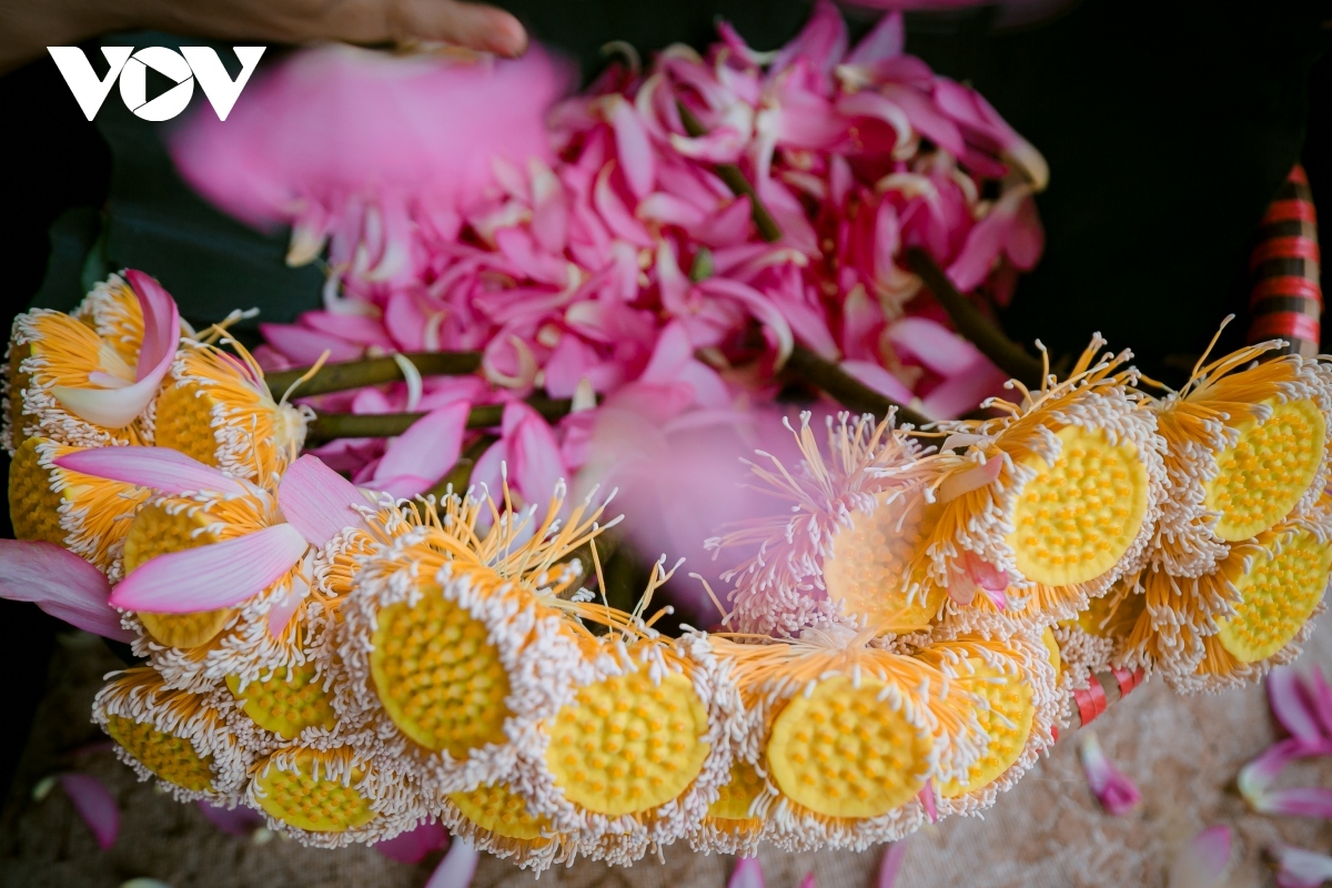 Around 1,200 to 1,500 lotus flowers are needed in order to scent some three kilograms of tea.