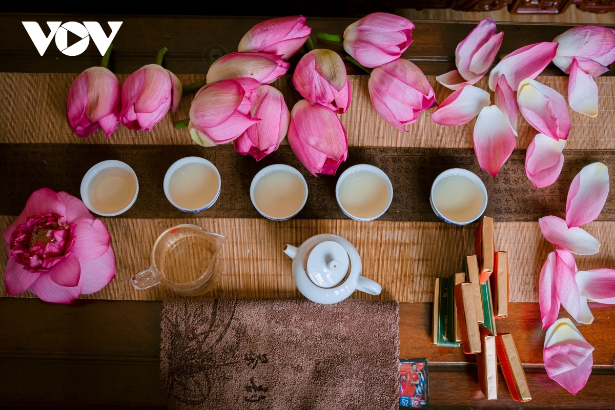 The preparation of lotus tea is in itself an art, and so is how it is enjoyed. Earthenware teapots and small cups are usually used to preserve the aroma of the tea.
