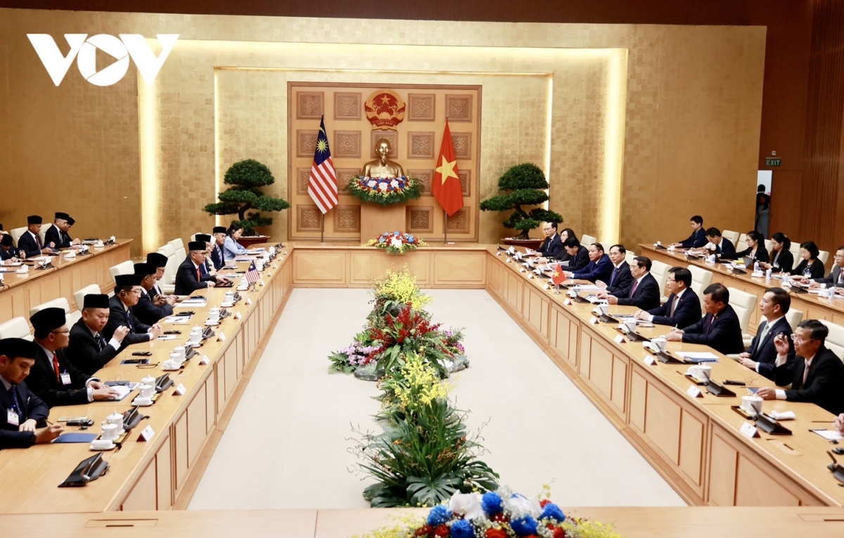 Following the welcome ceremony, the pair hold talks and witness the signing of co-operation documents between the two countries.