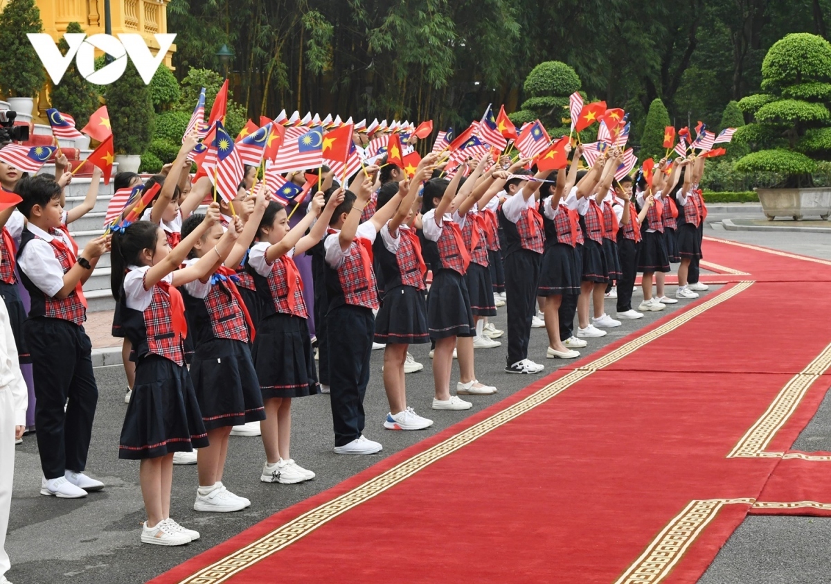 The Malaysian PM receives a warm welcome upon arrival in Vietnam.