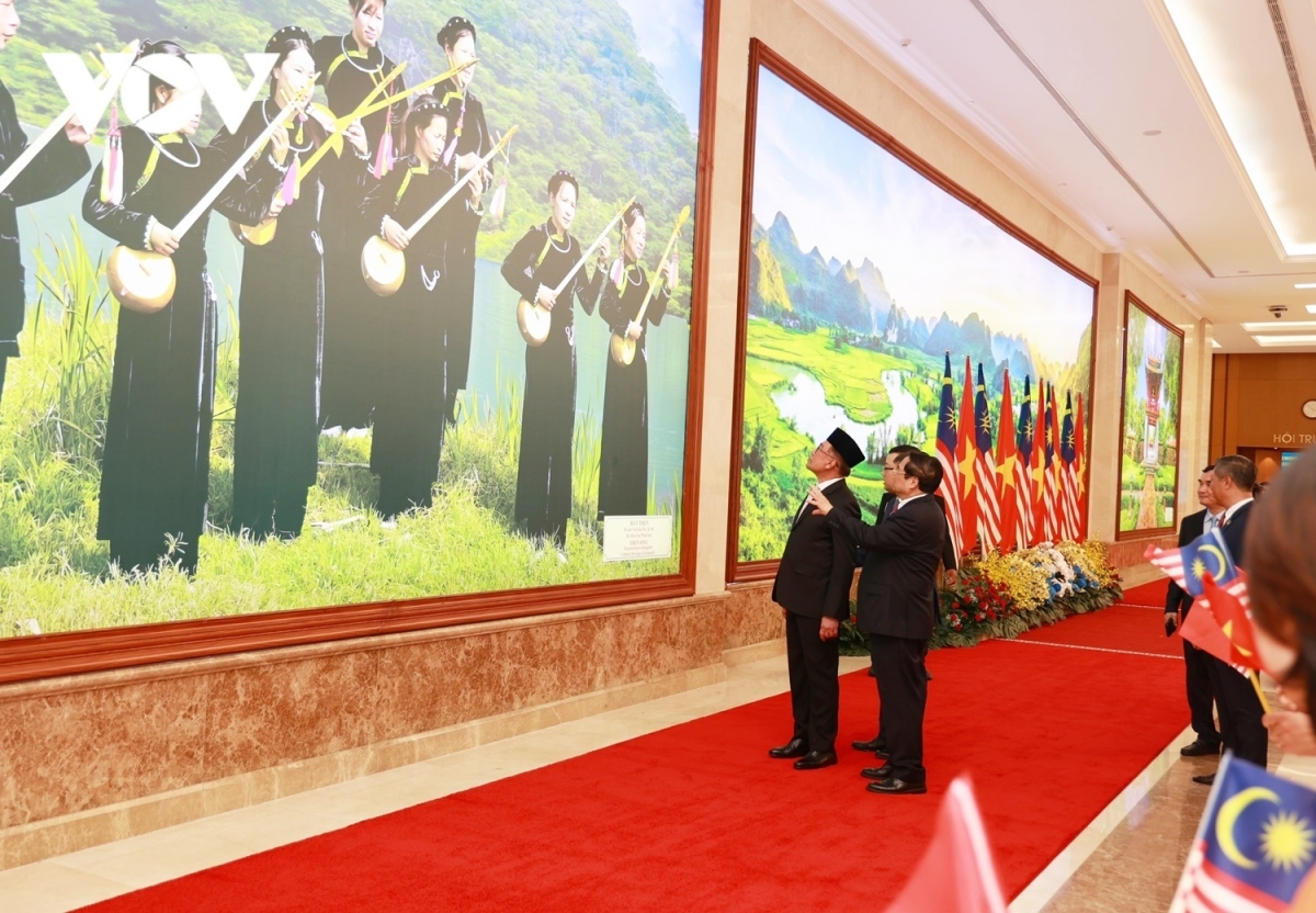The Vietnamese Government chief introduces the country’s culture and landscapes to Malaysian PM Ibrahim.