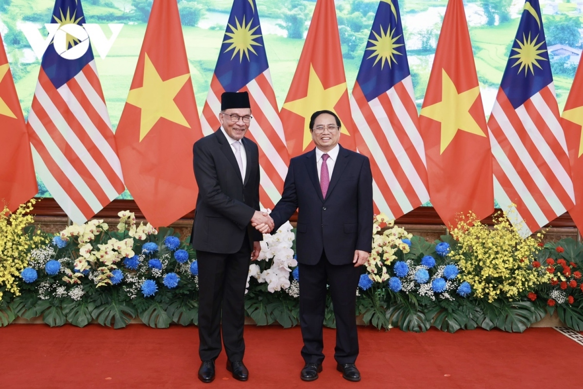 Leaders of both nations pose together for a group photo.