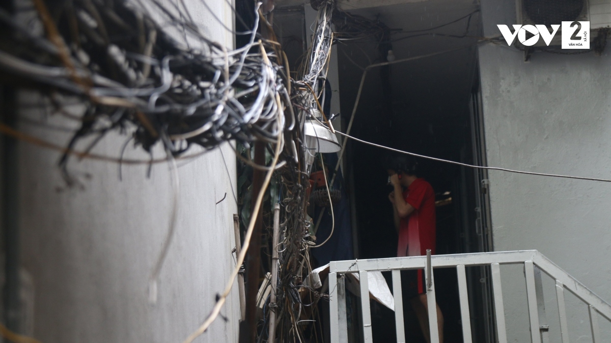 TP. Hà Nội sắp vào mùa mưa, dây điện, cáp viễn thông chằng chịt tiềm ẩn nhiều nguy cơ tai nạn do điện giật.