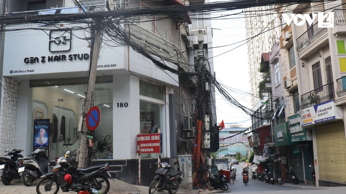 Đoạn trước số nhà 180 Đê La Thành, dây điện, cáp viễn thông sát ngay nhà dân, không đảm bảo an toàn.