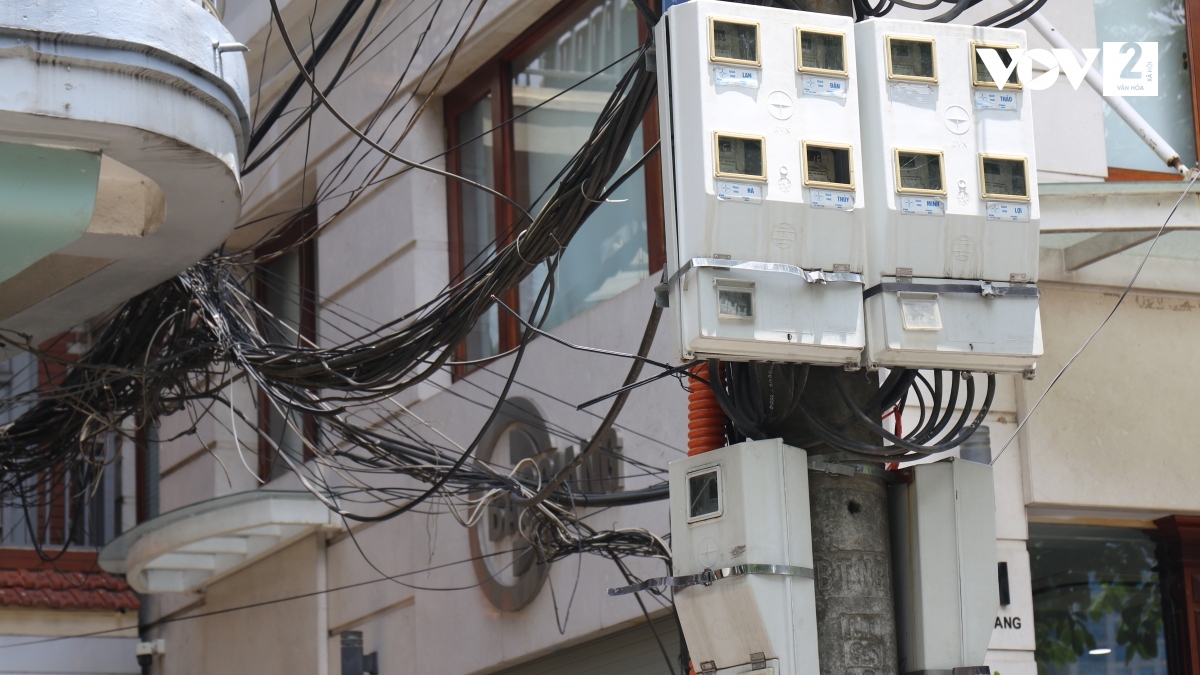 Những hộp điện, cáp viễn thông được bố trí tạm bợ.