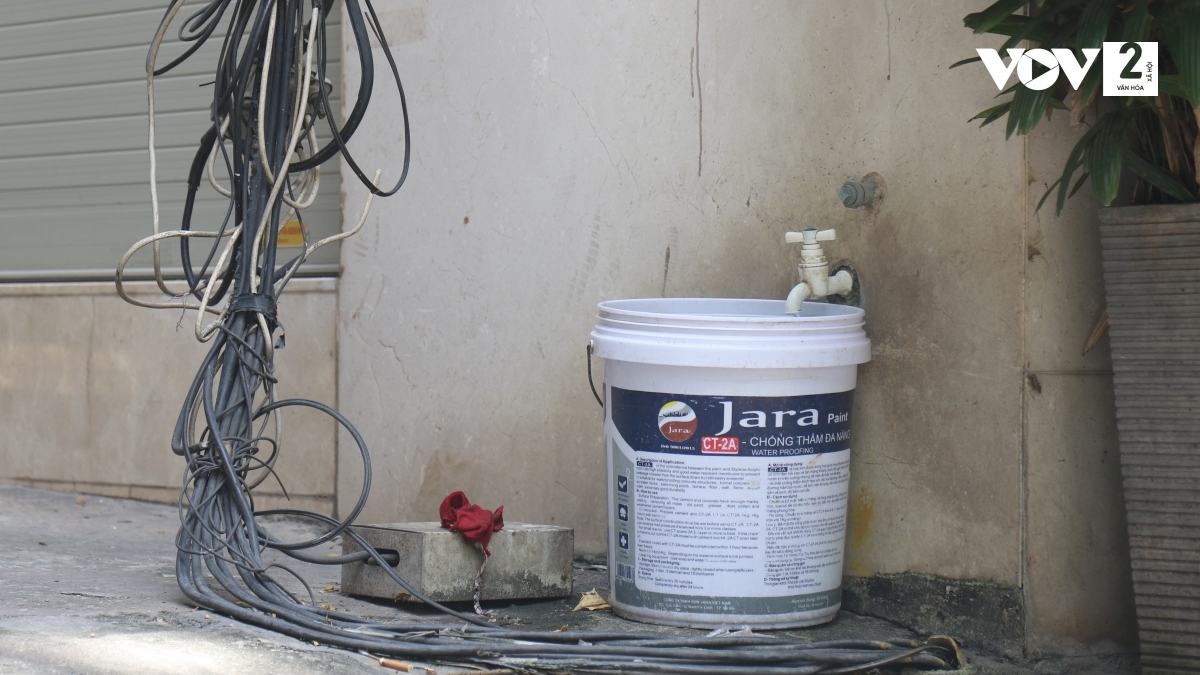 Tại phố Nguyễn Khang, quận Cầu Giấy, nhiều búi dây điện hạ xuống tận mặt đất.