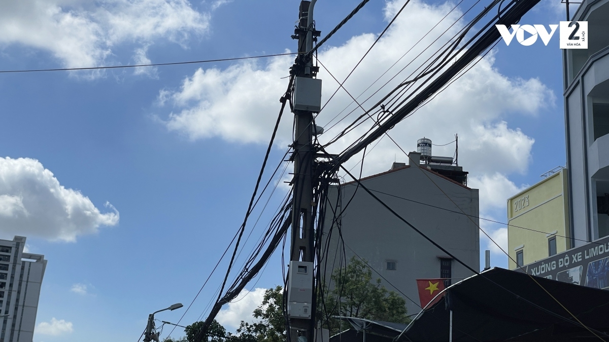 Rất khó để nhận biết đâu là dây điện, đâu là dây cáp viễn thông trên trục phố Tân Thụy, quận Long Biên.