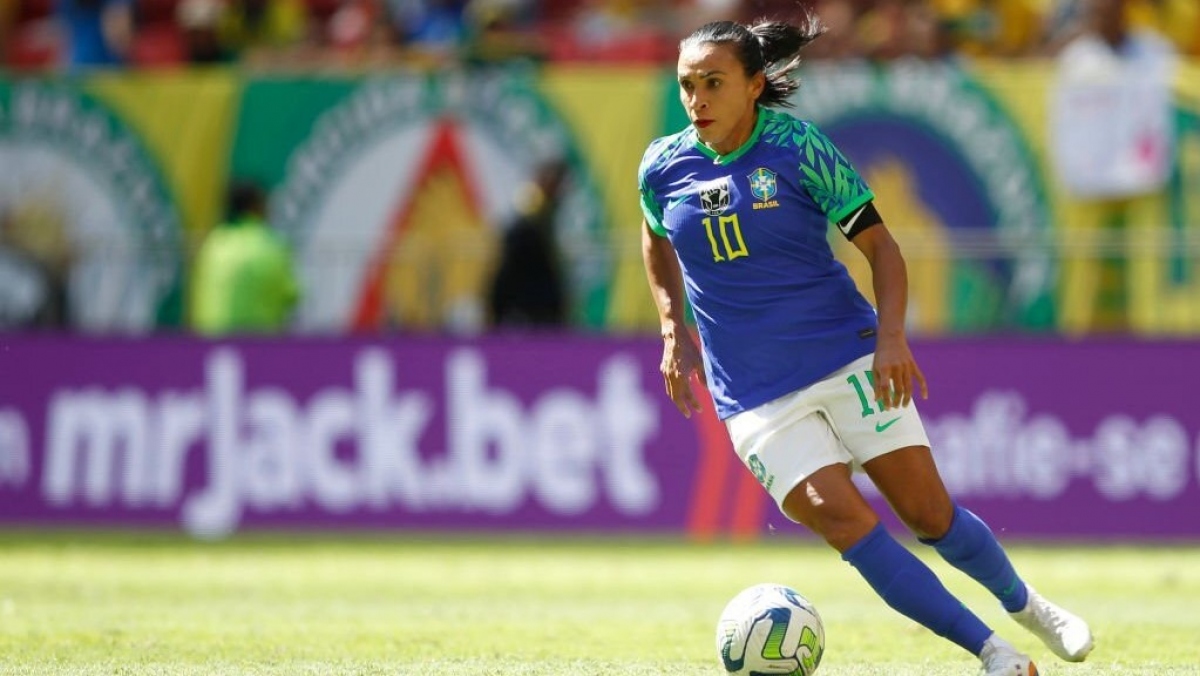 Marta (Brazil) - 37 tuổi: Marta là một trong những ngôi sao nổi tiếng nhất của bóng đá nữ thế giới trong suốt khoảng gần 20 năm qua. Ngay từ khi mới chỉ ở độ tuổi 20, Marta đã là niềm cảm hứng giúp ĐT nữ Brazil vào đến chung kết World Cup nữ 2007. Đến nay, Marta đã có 6 lần giành danh hiệu cầu thủ nữ xuất sắc nhất thế giới. Cô đã ghi đến 115 bàn thắng cho đội tuyển Nam Mỹ. Điều còn thiếu duy nhất của cầu thủ này chính là một danh hiệu World Cup nữ.