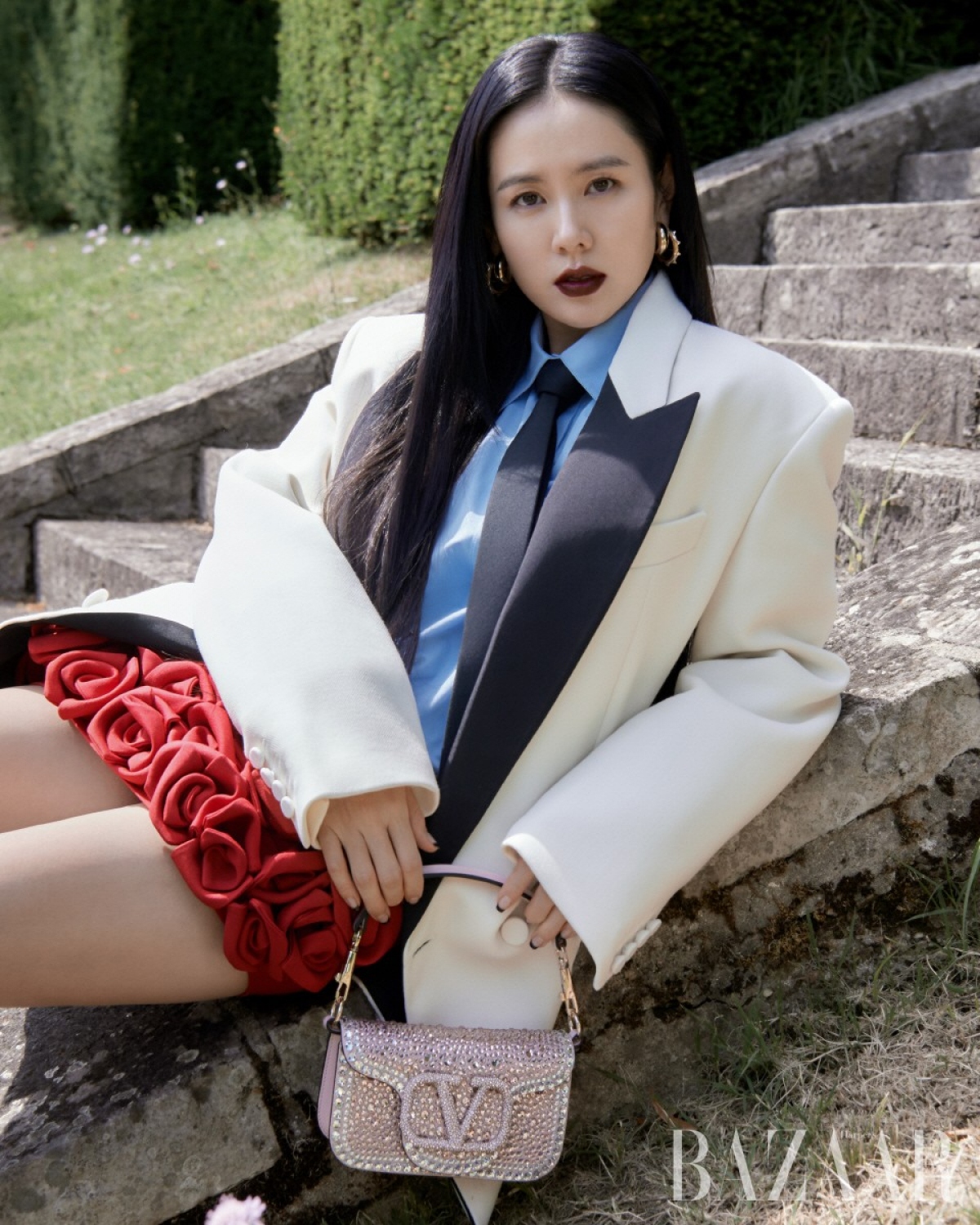 Mới đây, tạp chí thời trang Harper's Bazaar phát hành bộ ảnh nữ diễn viên Son Ye-jin được chụp tại Paris, Pháp vào đầu tháng Bảy. Đây là chuyến đi đầu tiên của Son Ye-jin sau khi sinh con, để tham dự buổi trình diễn thời trang mà cô là đại sứ thương hiệu.