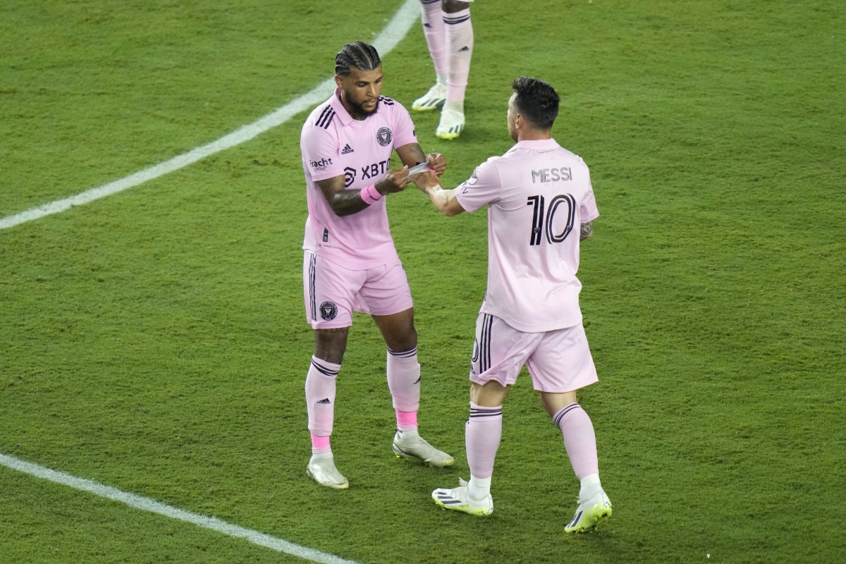 Lionel Messi đeo băng đội trưởng của Inter Miami.
